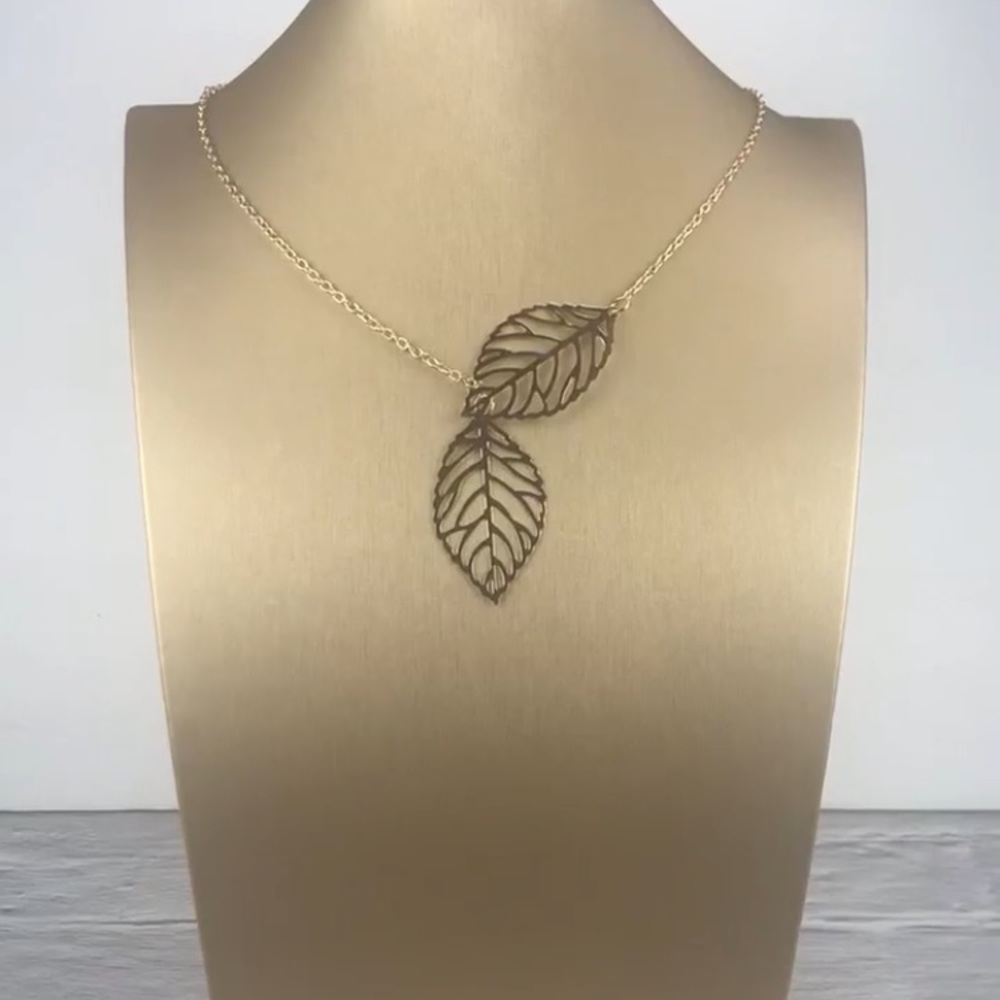 ⚜️𝟯𝟬%𝗢𝗙𝗙 𝗯𝘂𝗻𝗱𝗹𝗲𝘀 𝟯+⚜️ NEW 2 Large Leaves Dangly Necklace - Picture 6 of 16